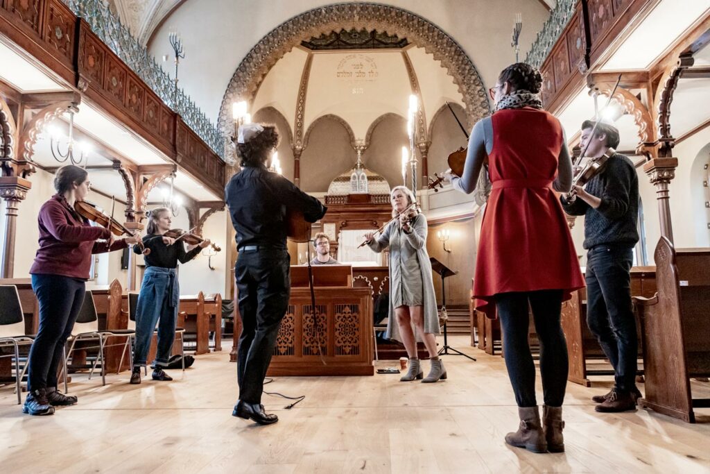 Ensembleprobe in der Synagoge Lübeck, Meisterkurse 2021, © Foppe Schut